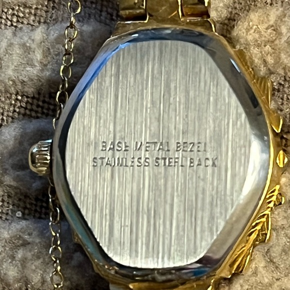 Vintage gold plated Pierre Cardin ladies watch with clear crystals around face - Picture 6 of 6